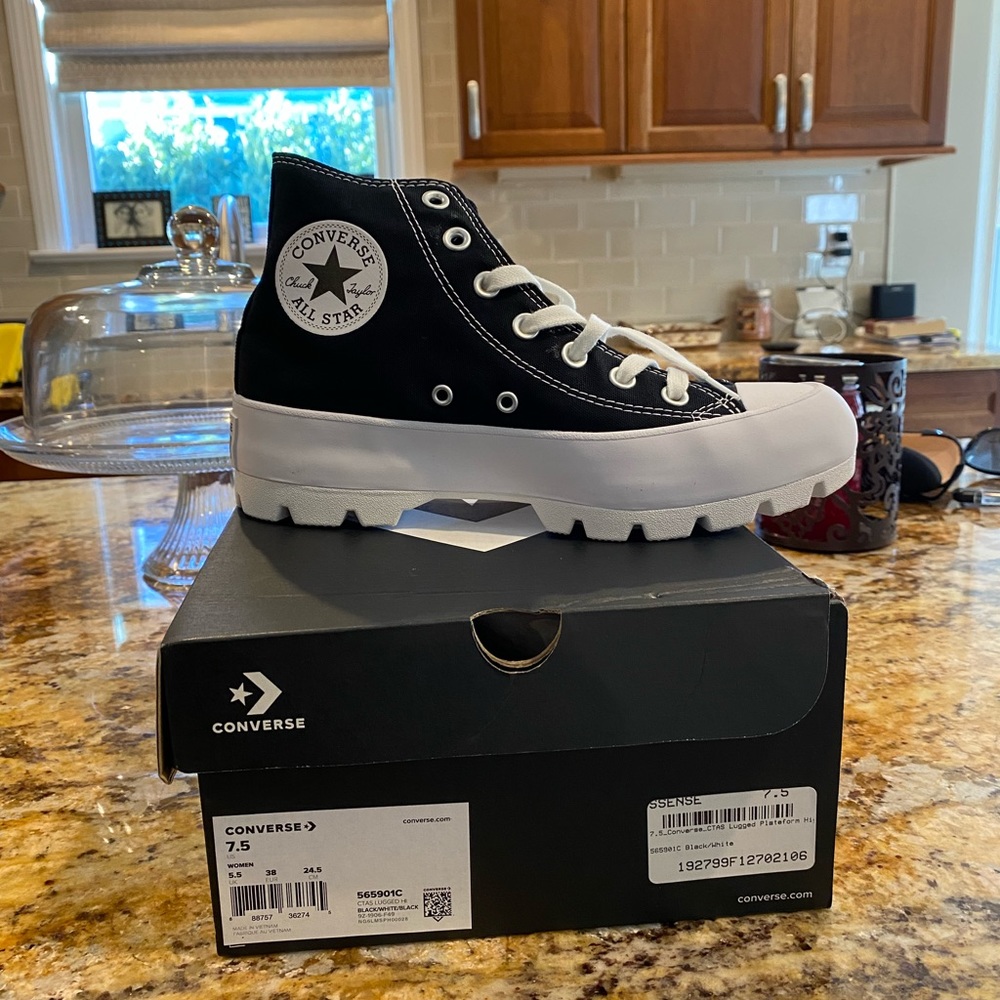 Converse BRAND new in box size 7.5 US